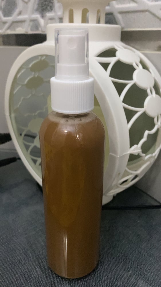 بخاخ الكثافه السحري خفيف على فروة الراس مصنوع من خلاصات عشبيه جباره في التطوي والتكثيف لانه مصنوع من عشبة الكليل الجبل والقسط وغيرها من الاعشاب القويه مدعمه بفيتامين E والكبريت وزيوت اساسيه للحافظ على عمر المنتج مده طويله والاهم من هدا كله يغضي على ال