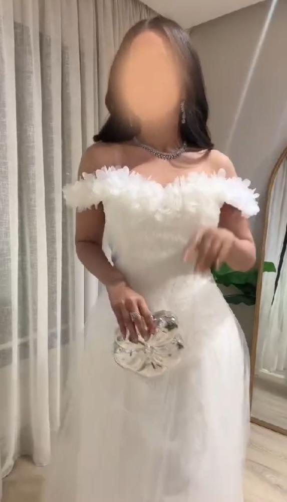 فستان ابيض تل فخم
