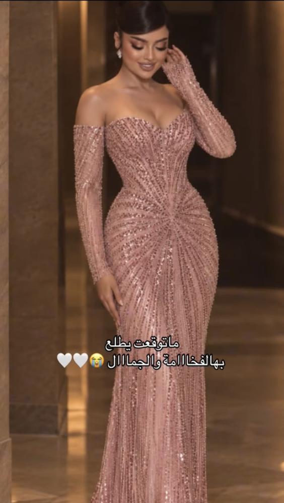 فستان سيرين. وردي بأكمام