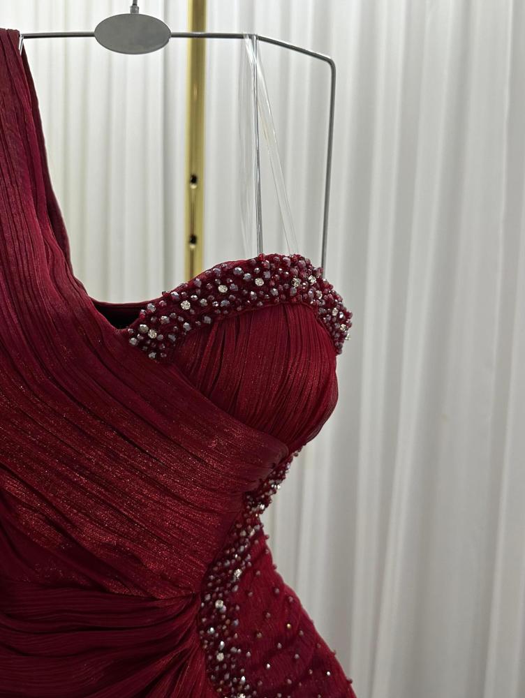 Evening dress in dark maroon color, elegant, made of soft satin fabric over chiffon