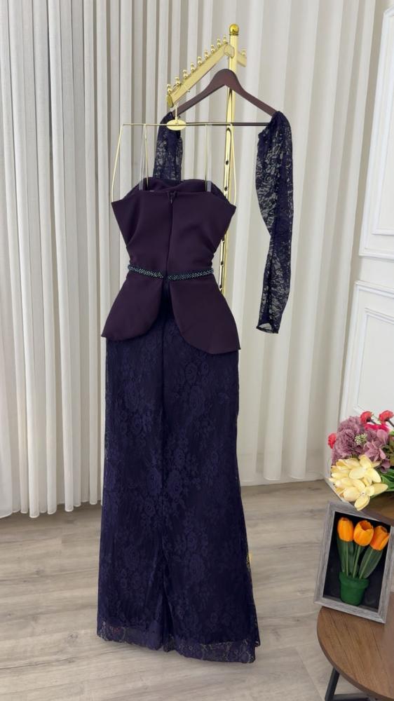 Elegant evening dress in a stylish color, made of stretch crepe fabric