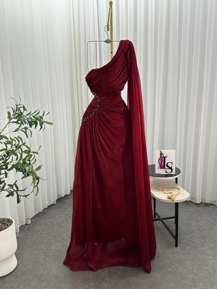 Evening dress in dark maroon color, elegant, made of soft satin fabric over chiffon