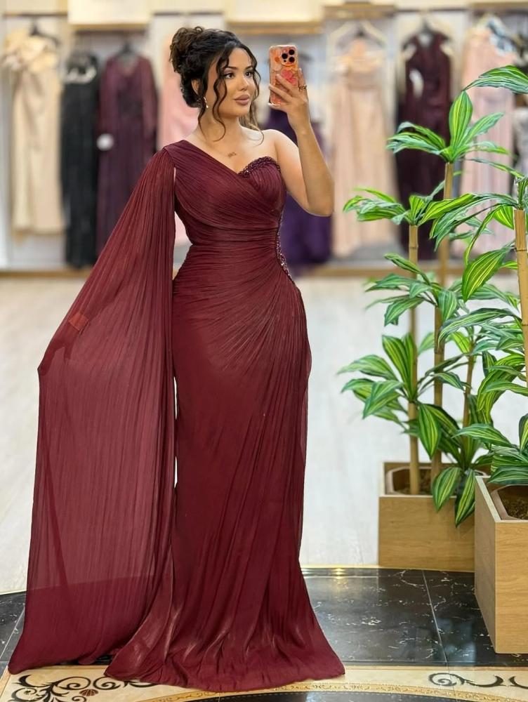 Evening dress in dark maroon color, elegant, made of soft satin fabric over chiffon