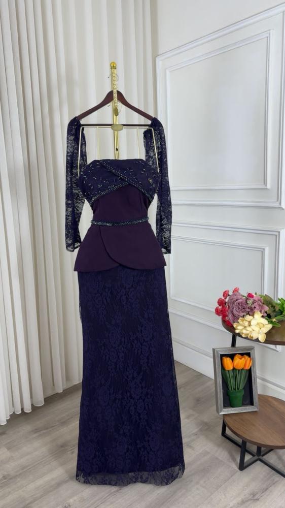Elegant evening dress in a stylish color, made of stretch crepe fabric