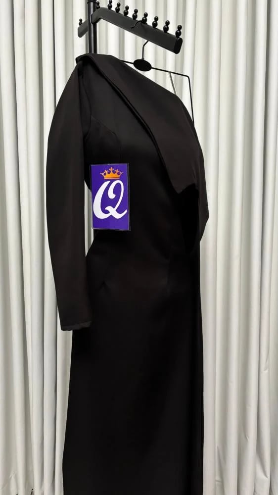 Elegant dress Queen first class new