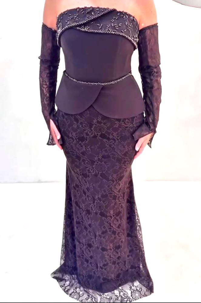 Elegant evening dress in a stylish color, made of stretch crepe fabric