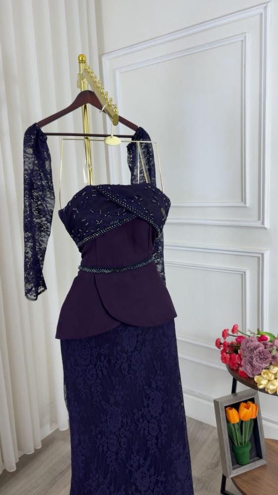 Elegant evening dress in a stylish color, made of stretch crepe fabric