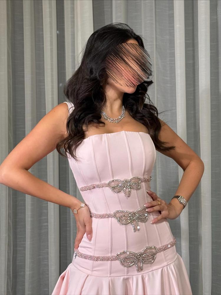 Elegant evening dress, stylish color, crepe fabric