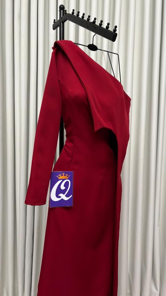 Elegant dress Queen first class new