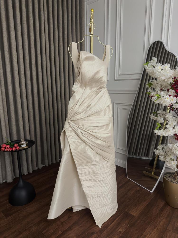 Elegant breaking evening dress material: Chantoon