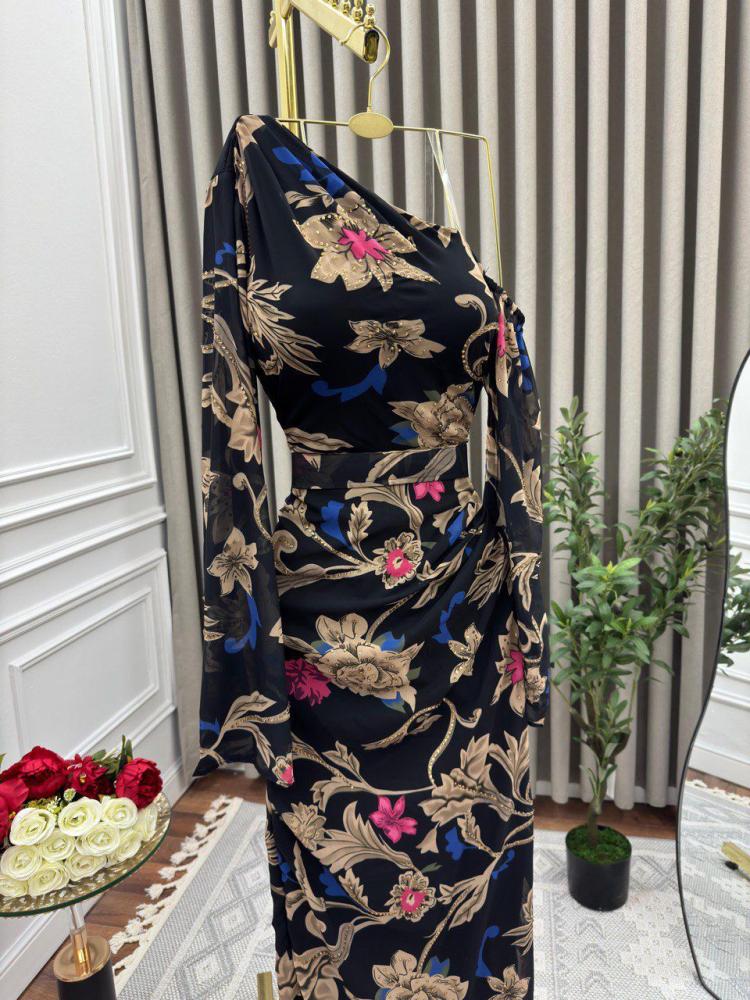 Dress made of chiffon fabric and zircon stones