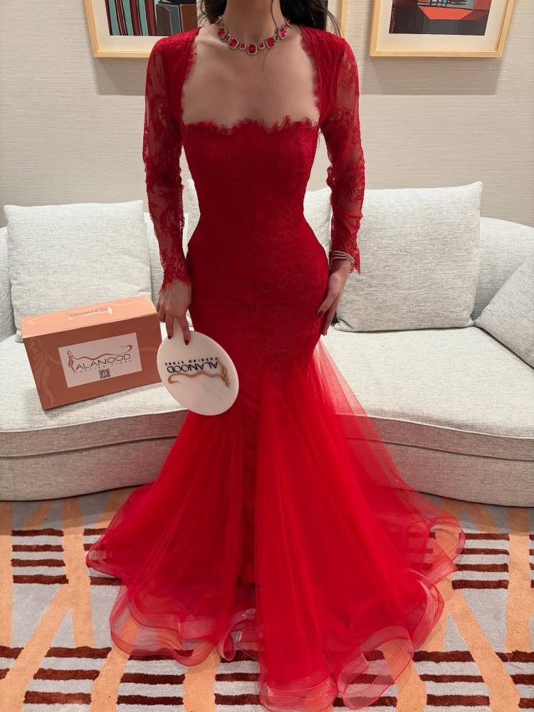 Elegant evening dress, stylish color, fabric tulle with Barbie lining