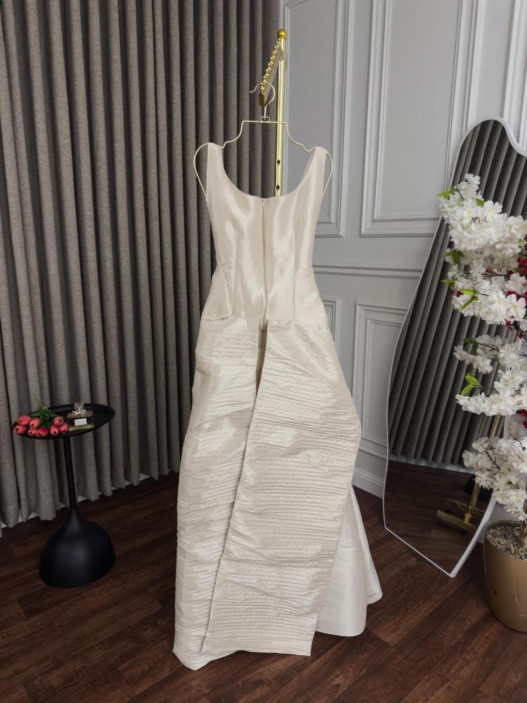 Elegant breaking evening dress material: Chantoon