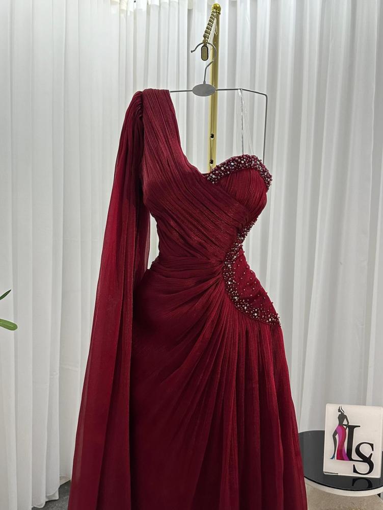 Evening dress in dark maroon color, elegant, made of soft satin fabric over chiffon