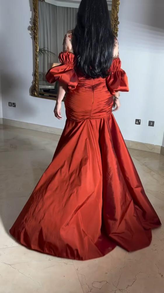 Elegant evening dress in a sophisticated color, luxurious fabric