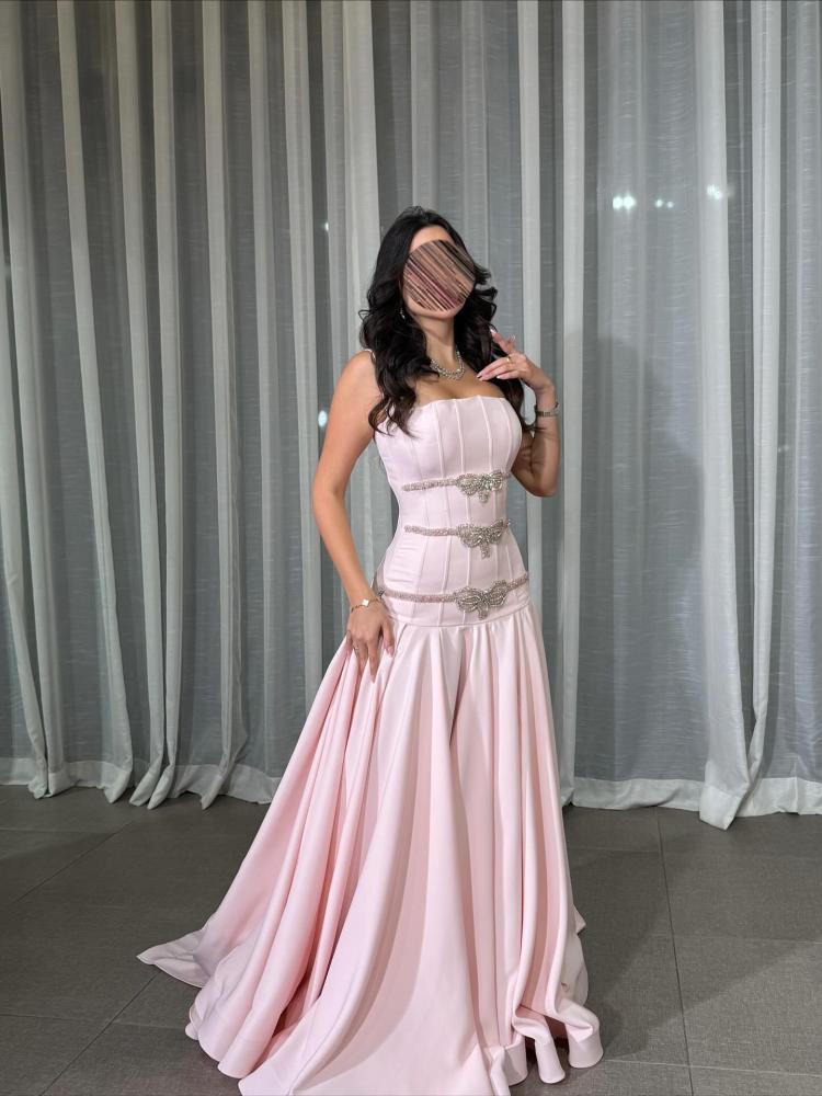 Elegant evening dress, stylish color, crepe fabric