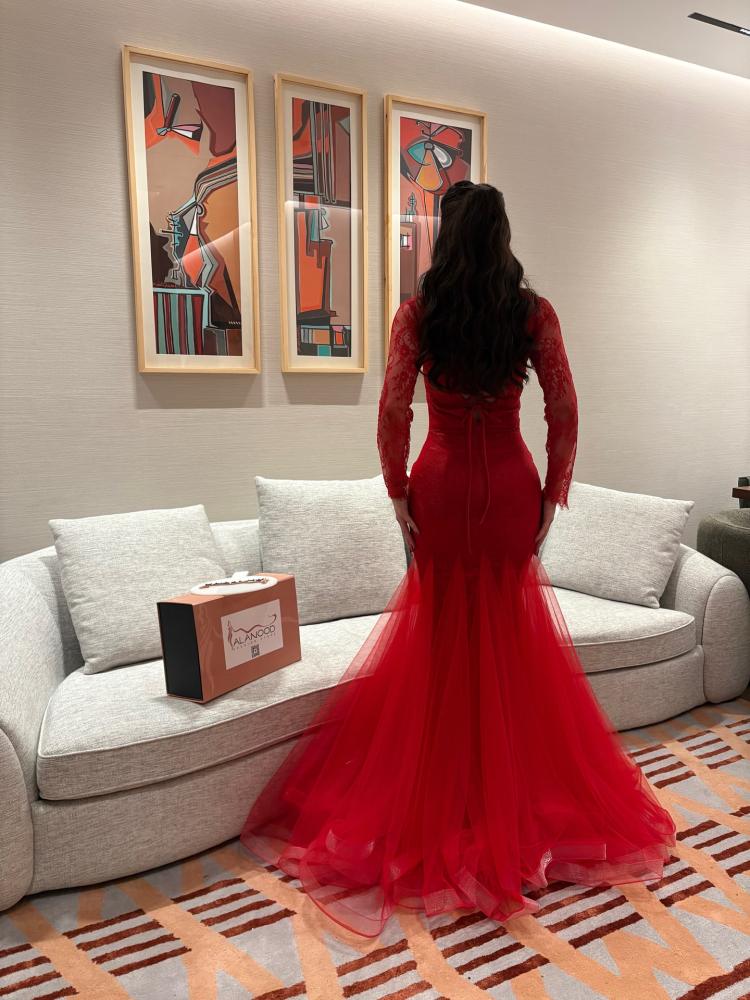 Elegant evening dress, stylish color, fabric tulle with Barbie lining