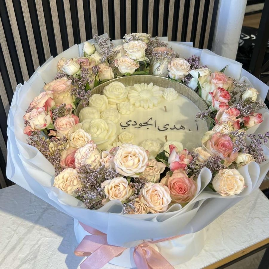 علبة حديد فضية وسط مع باقة ورد طبيعي