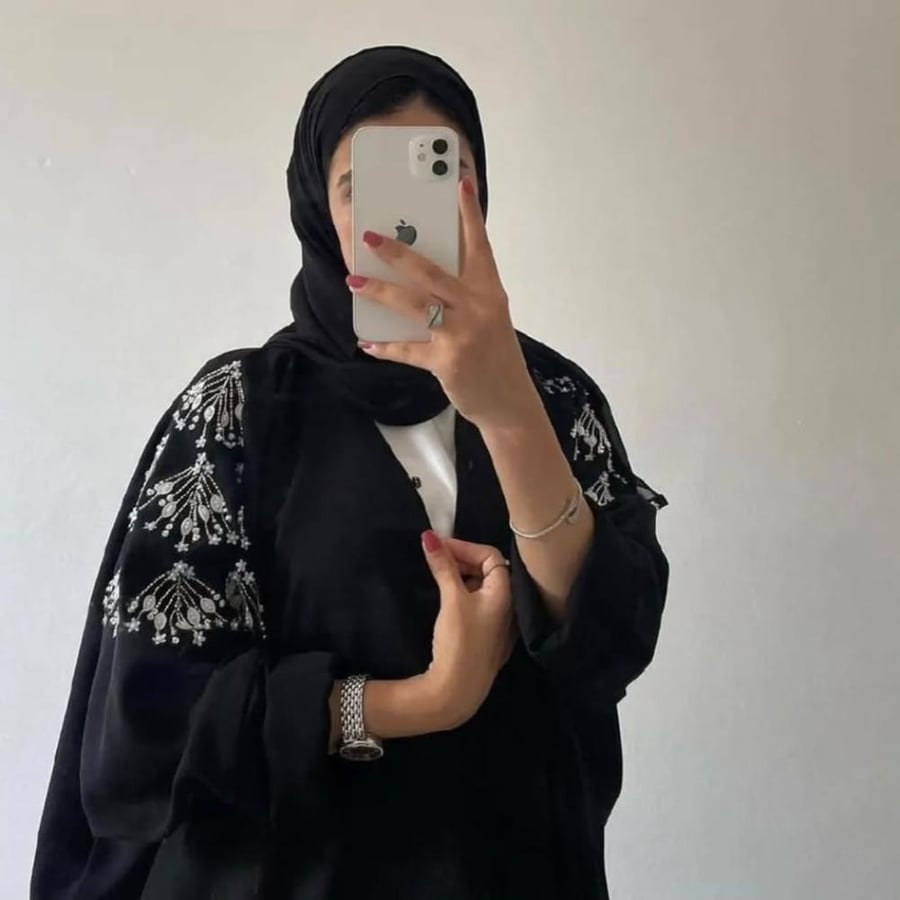 عبايات سوداء