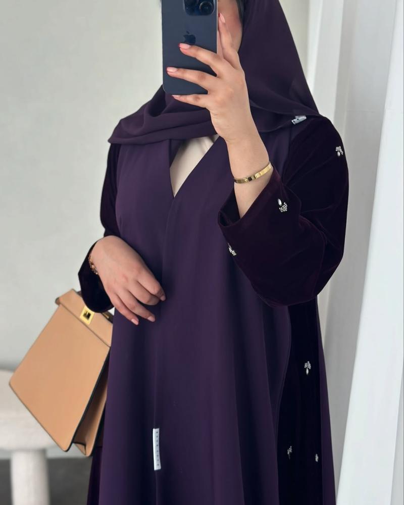 عبايات سوداء