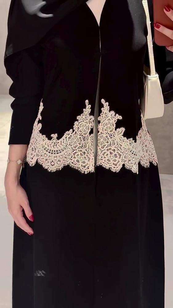 عبايات ملونه