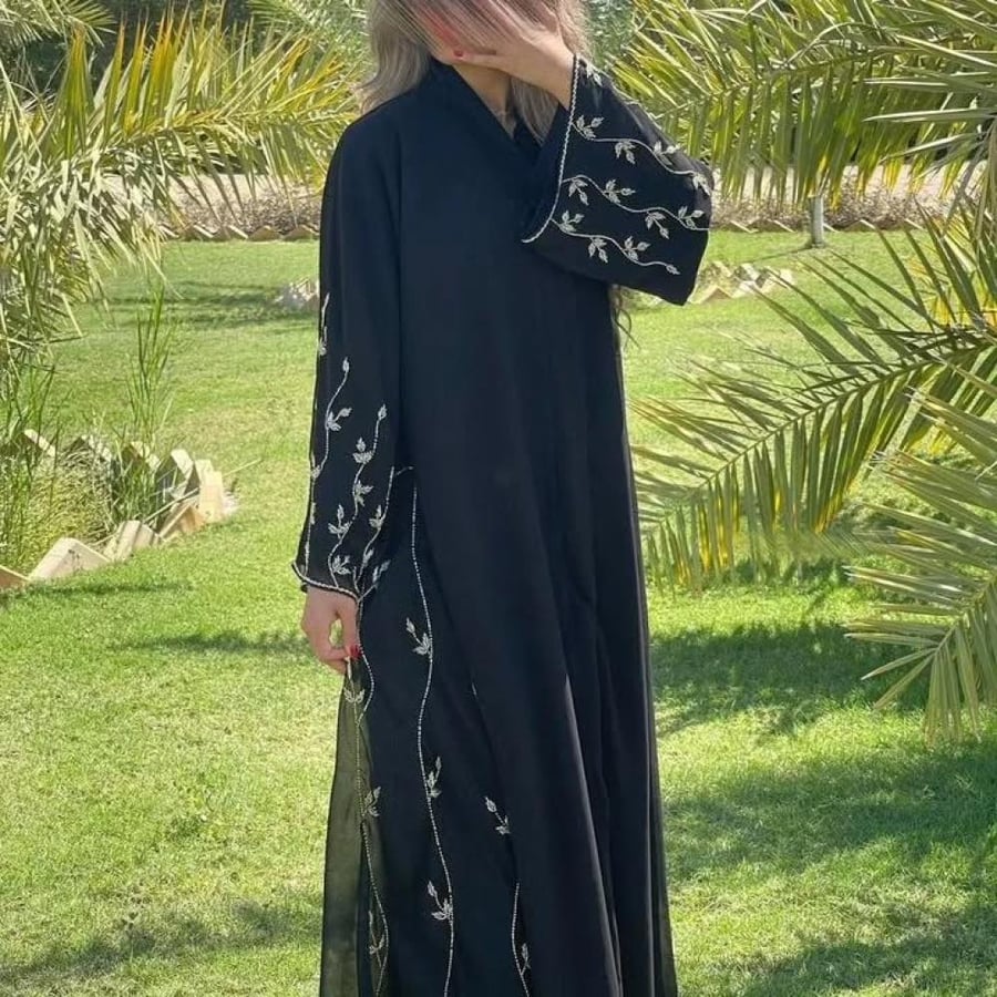 عبايات سوداء
