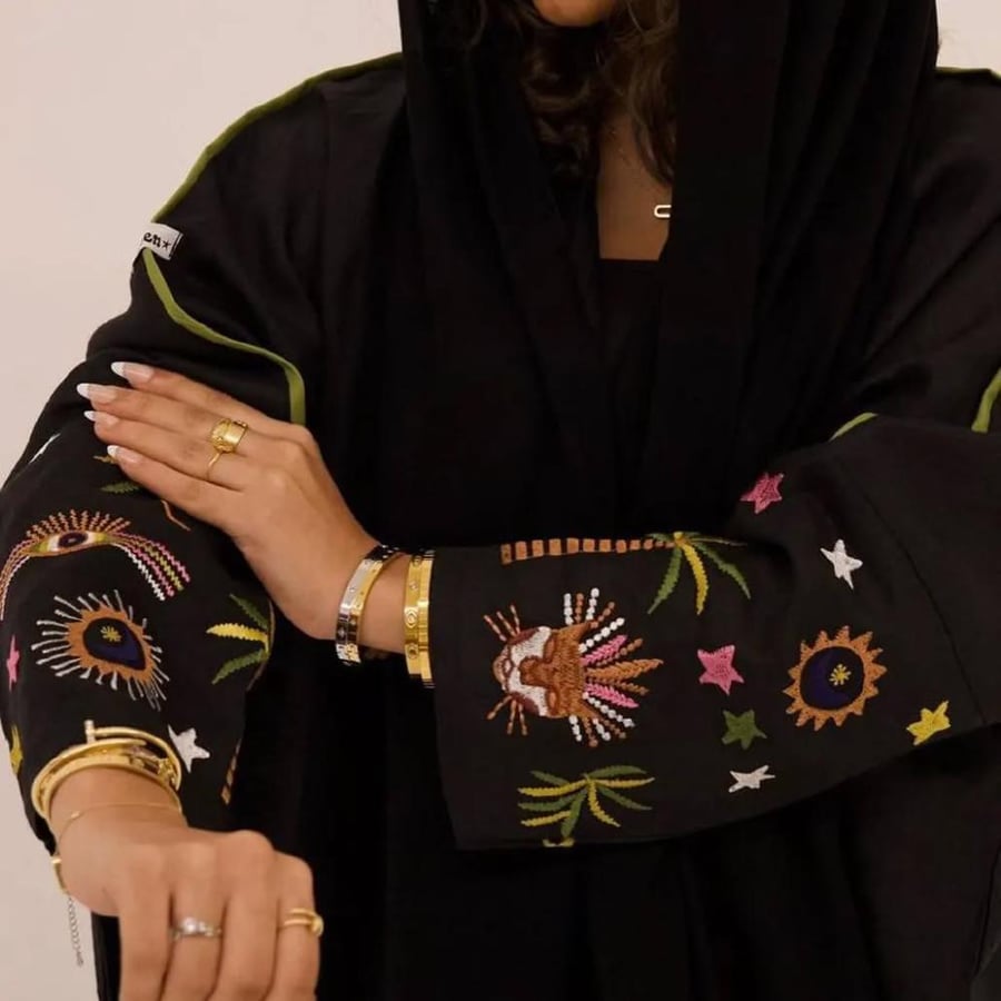 عبايات ملونه