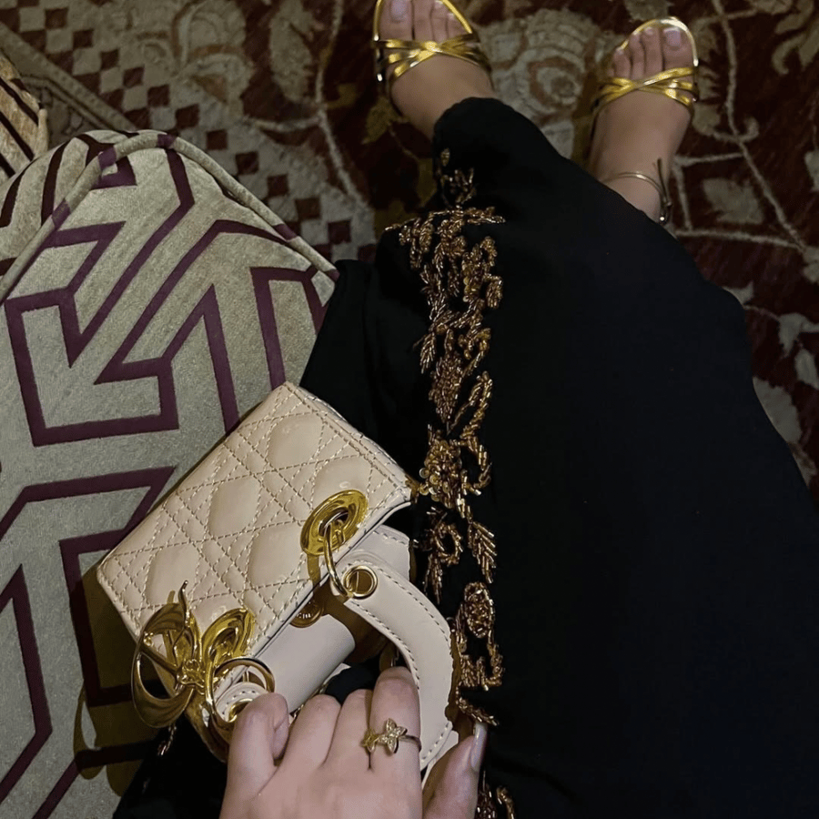 عباية سوداء