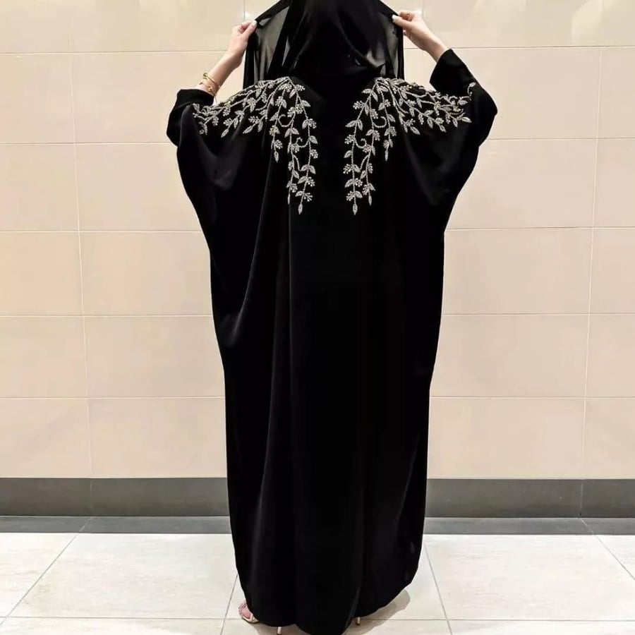 عبايات سوداء
