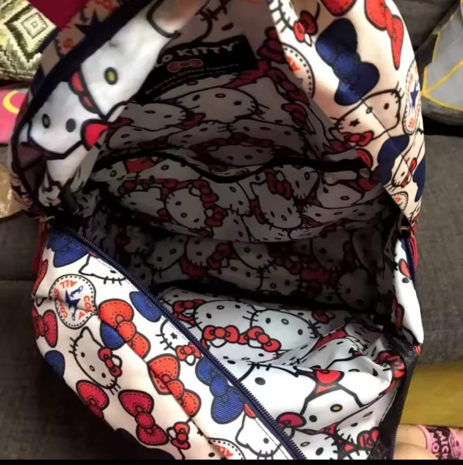 حقيبة ظهر عصرية بتصميم مشترك بين علامة Converse وشخصية Hello Kitty