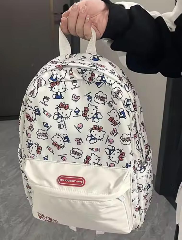 حقيبة ظهر عصرية بتصميم مشترك بين علامة Converse وشخصية Hello Kitty