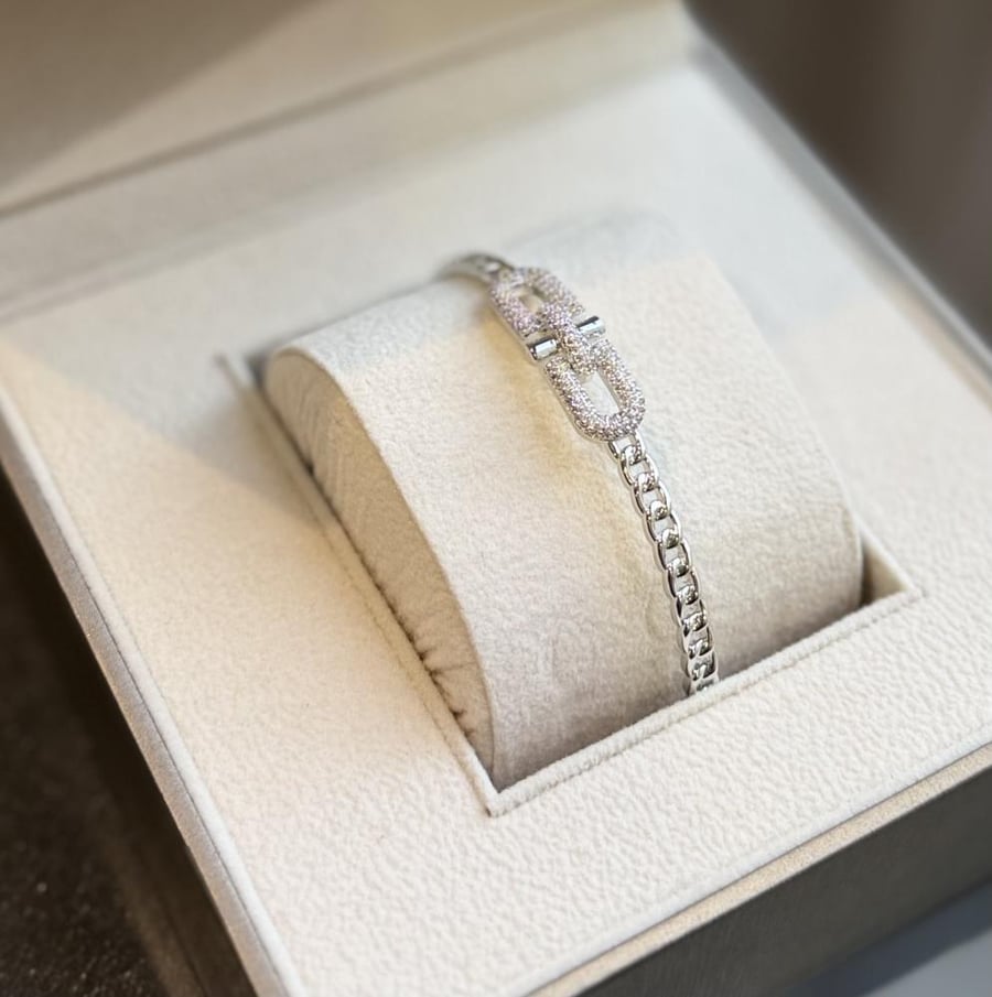 سوار فضي بتصميم فاخر مطلي ذهب