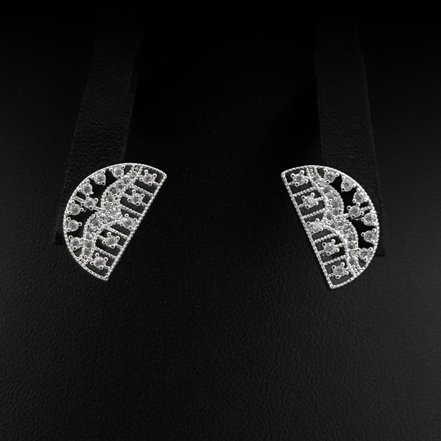 طقم اكسسوارات ناعم زركون دقة ألماس لون فضي بتصميم أنيق 3 قطع بإصدار خاص وضمان على اللون