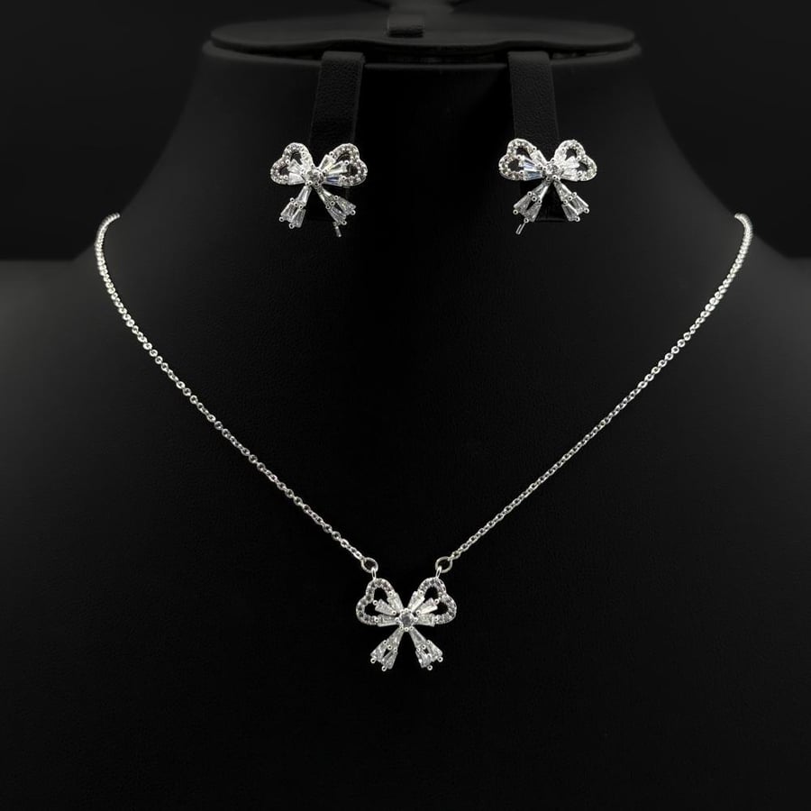 طقم اكسسوارات ناعم زركون دقة ألماس لون فضي بتصميم أنيق 3 قطع بإصدار خاص وضمان على اللون