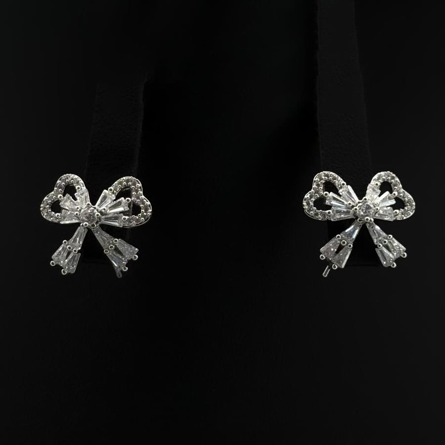 طقم اكسسوارات ناعم زركون دقة ألماس لون فضي بتصميم أنيق 3 قطع بإصدار خاص وضمان على اللون
