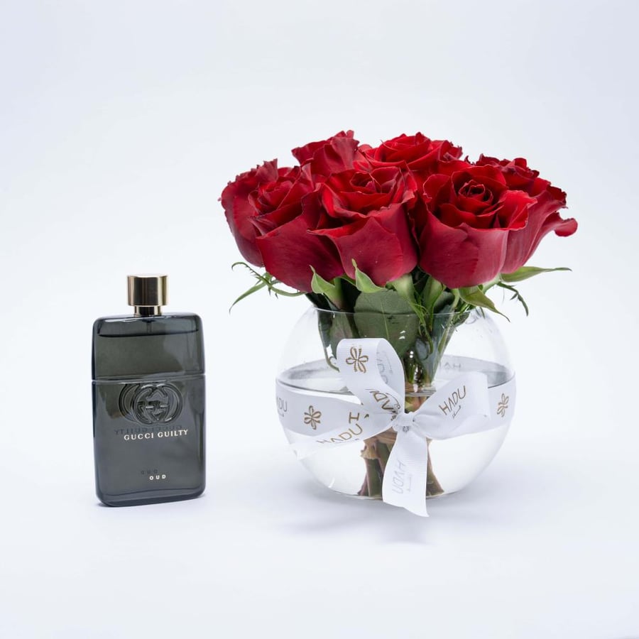 فازة ورد احمر مع عطر قوتشي رجالي