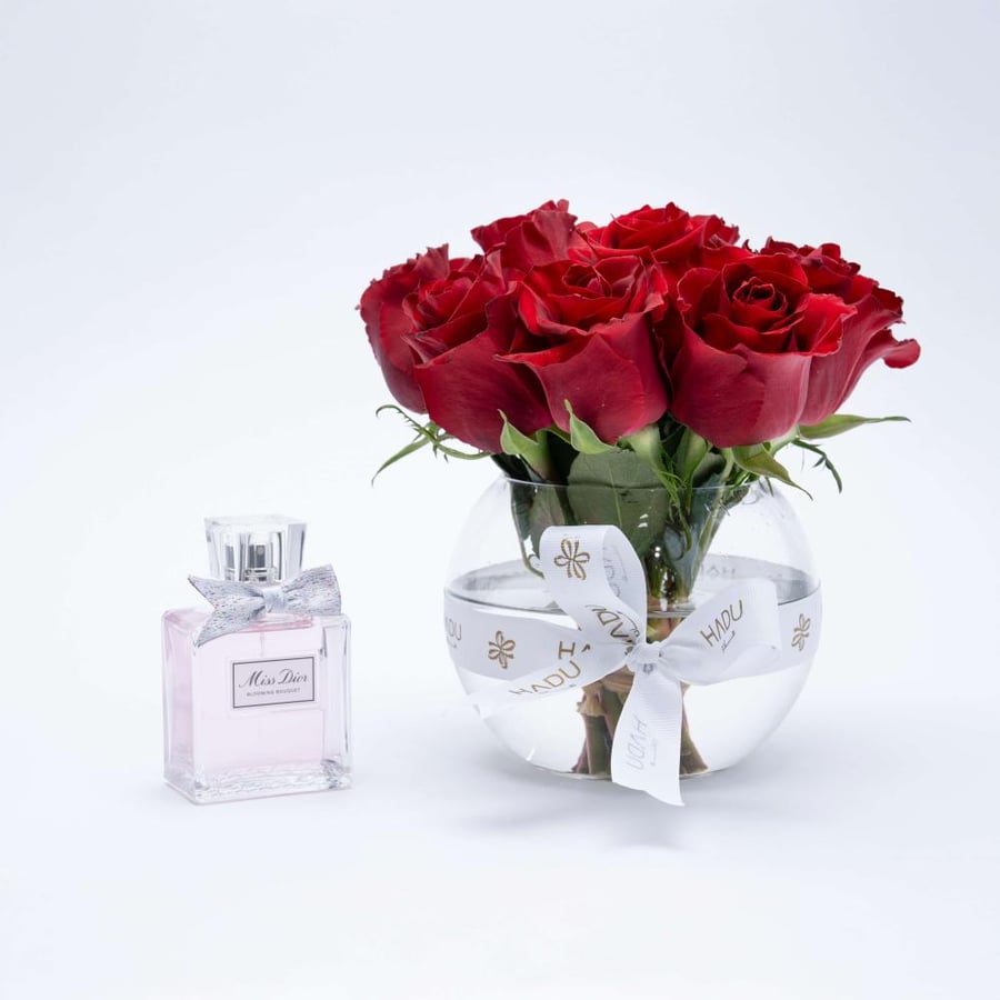 فازة روز احمر مع عطر نسائي من ديور