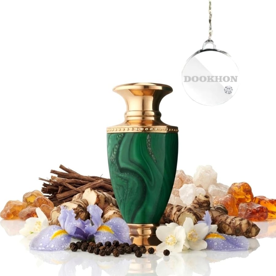 زجاجة عطر جايد محاطة بمكونات الفلفل الأسود والسوسن والأخشاب الفاخرة