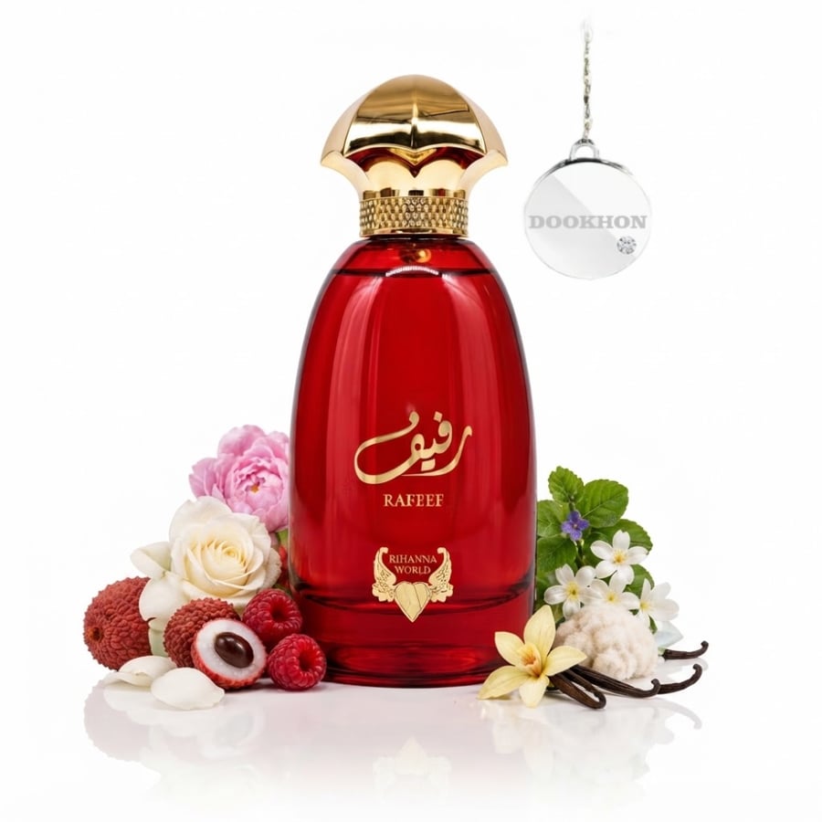 زجاجة عطر رفيف محاطة بمكونات الليتشي والتوت البري والورد والفانيليا ال