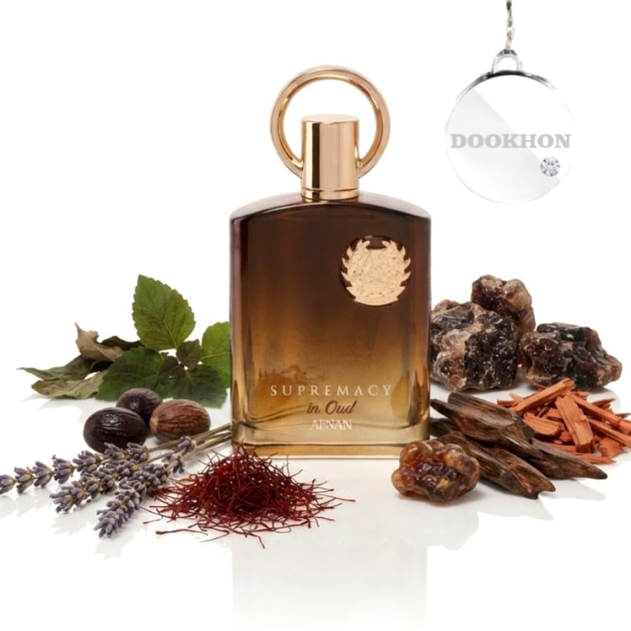 زجاجة عطر سيبريماسي إن أود محاطة بمكونات الزعفران والخزامى وجوزة الطيب