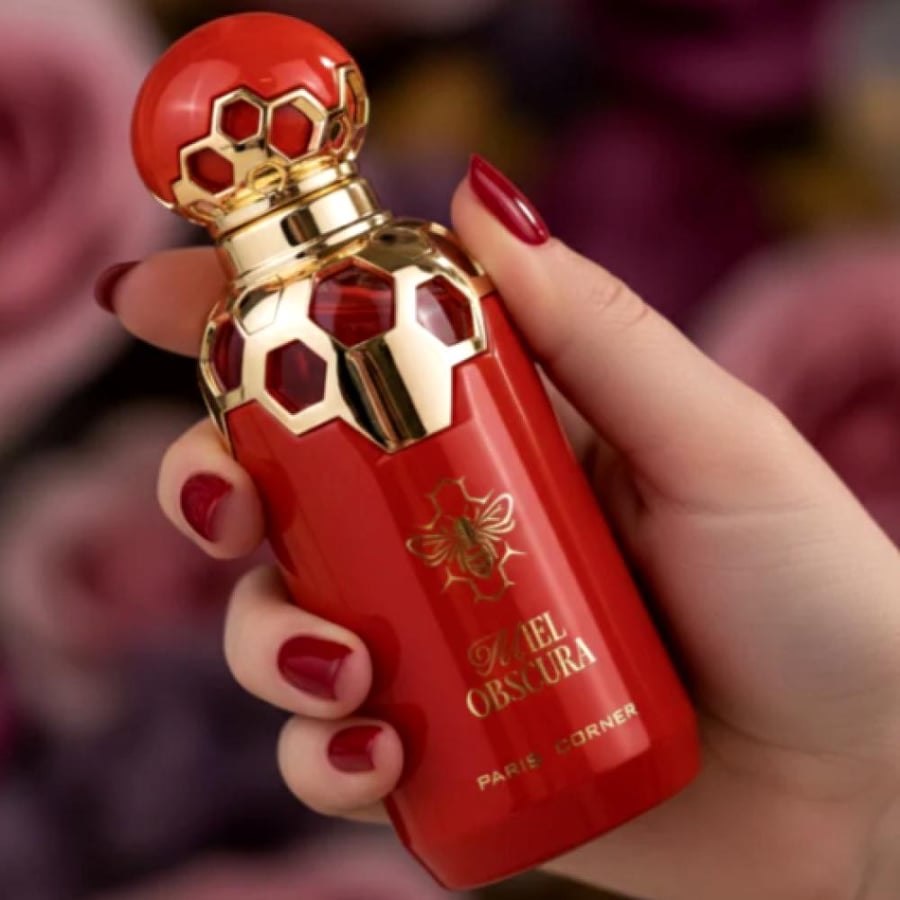 صورة واقعية تعكس فخامة عطر ميل اوبسكورا في الليالي الشتوية