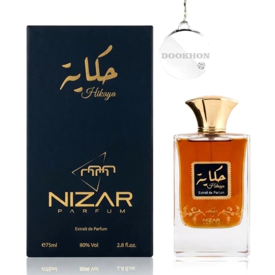 زجاجة عطر حكاية محاطة بمكونات التفاح والبرغموت والزنجبيل والقرفة والعن