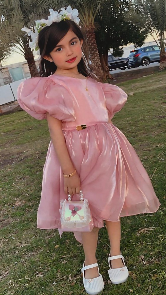 Elegant summer dress with puffed sleeves