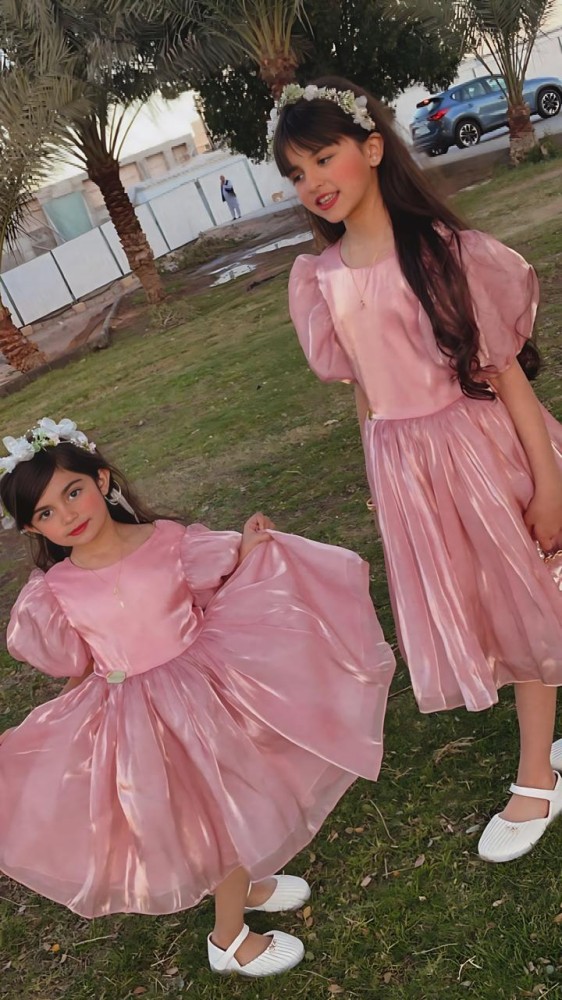 Elegant summer dress with puffed sleeves