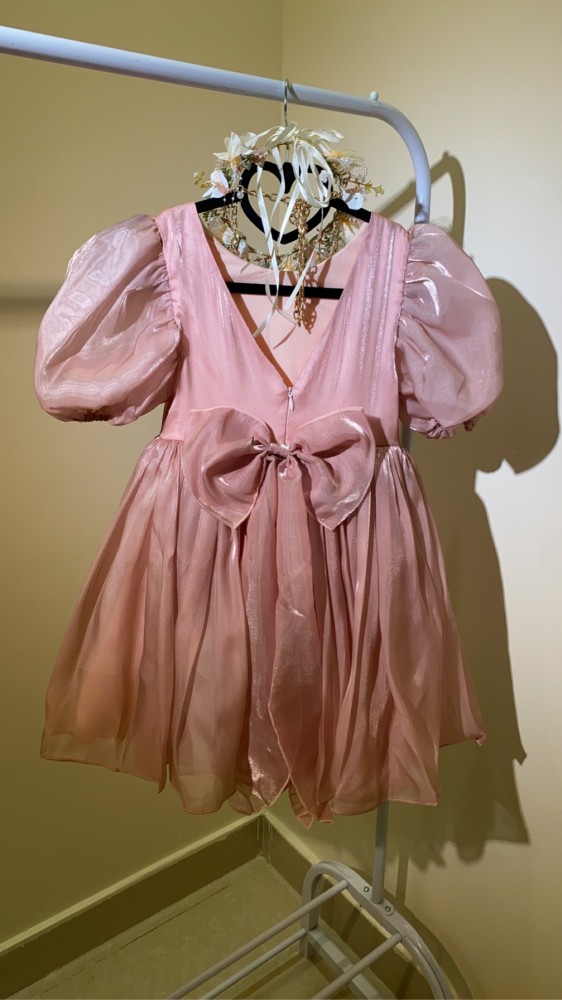 Elegant summer dress with puffed sleeves