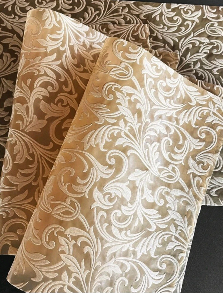 مفرش طاولة بزخارف جميلة .