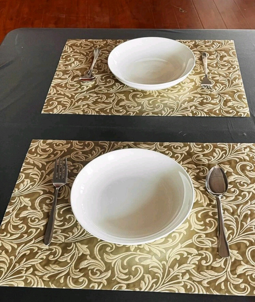 مفرش طاولة بزخارف جميلة .