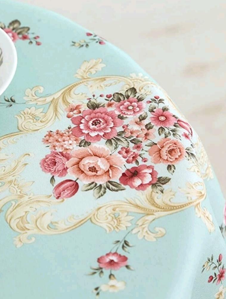 مفرش طاولة مزين بالورد بألوان رائعه جذابة ..