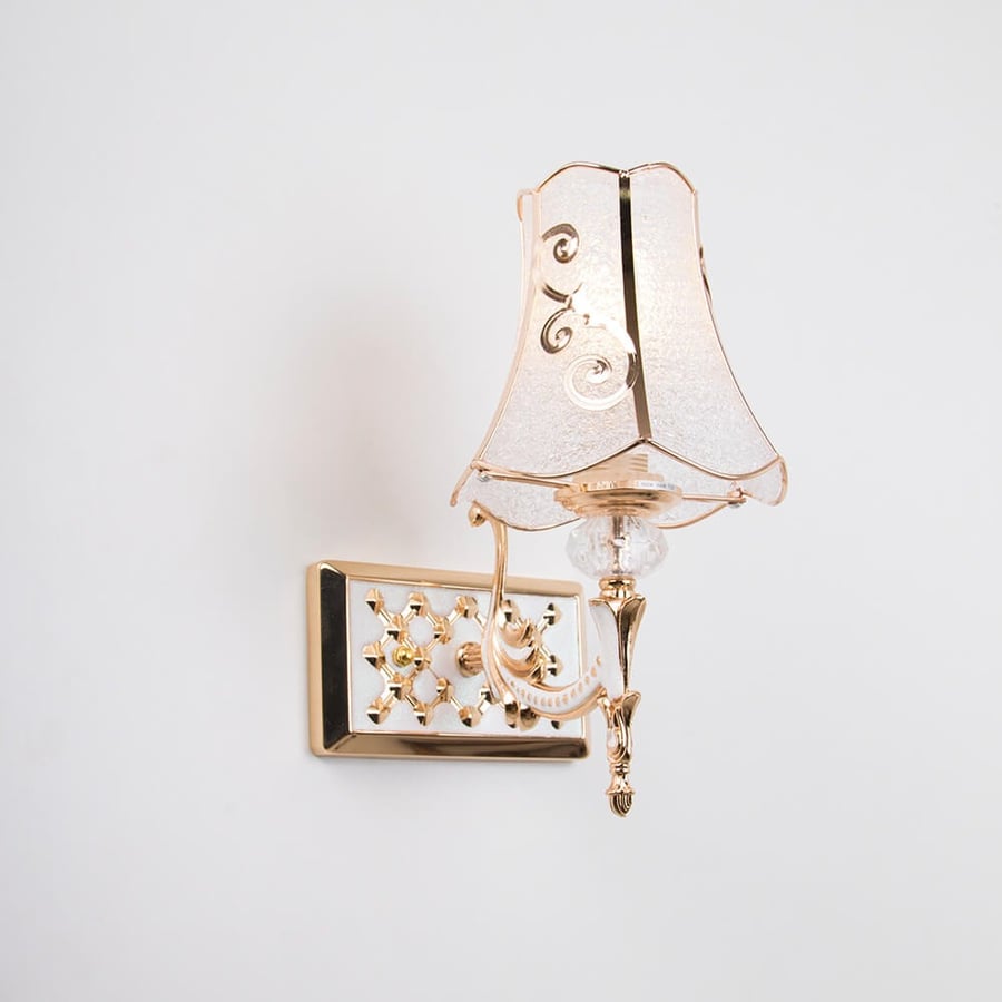 A single classic wall appliqué with decorative glass arms