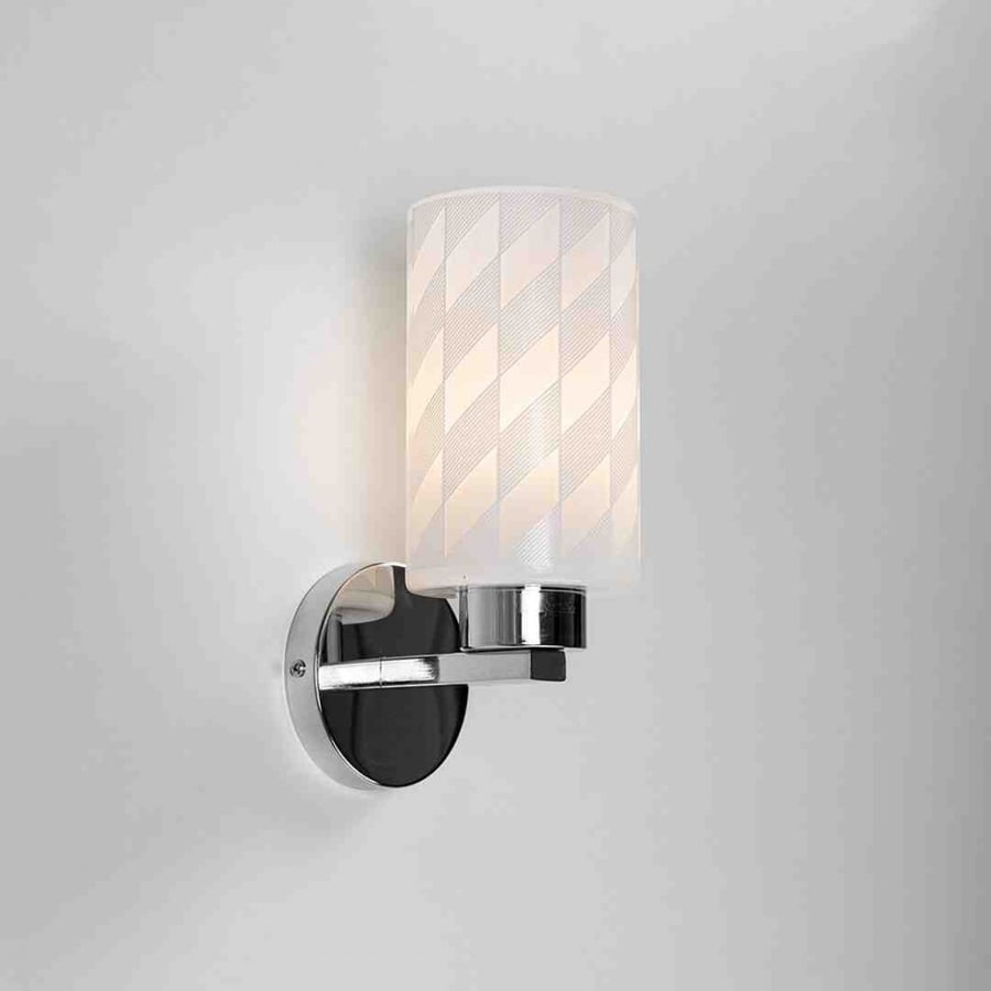 Single glass wall lamp with checkered decoration